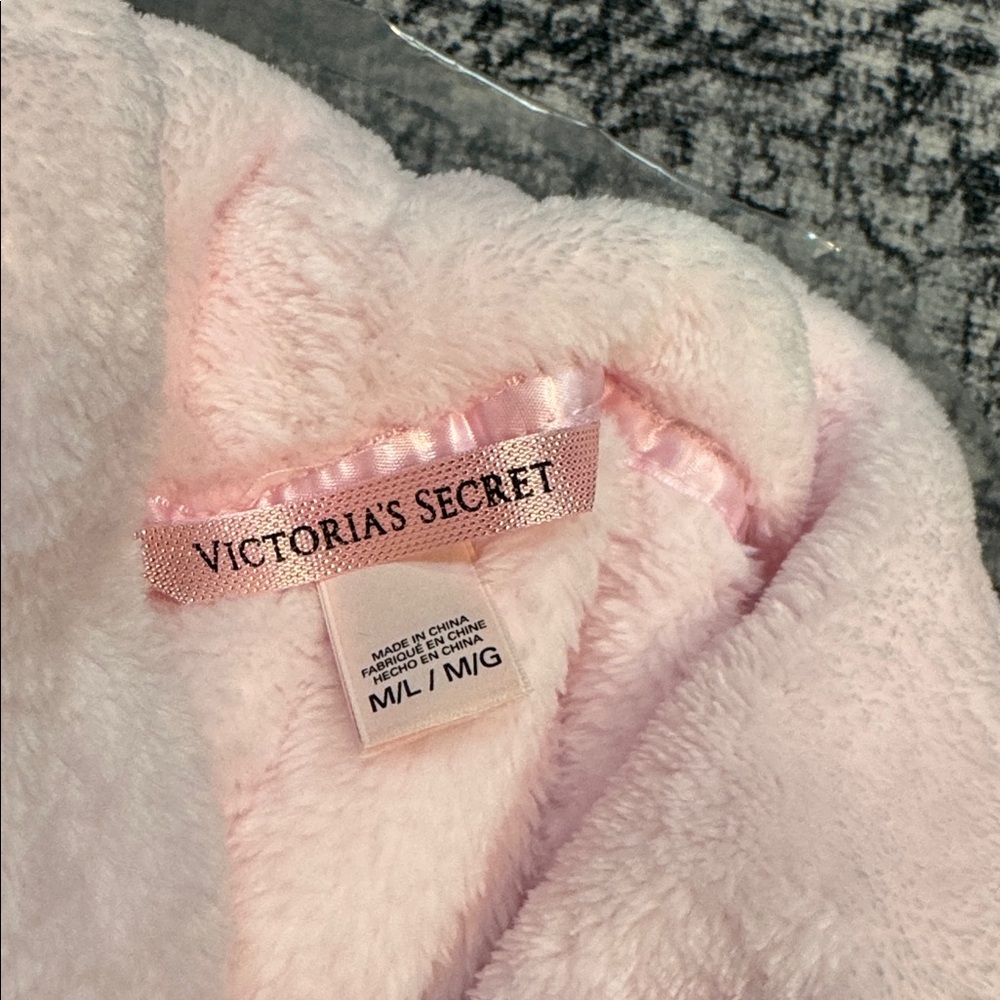 Victoria’s Secret bathrobe - Picture 3 of 3